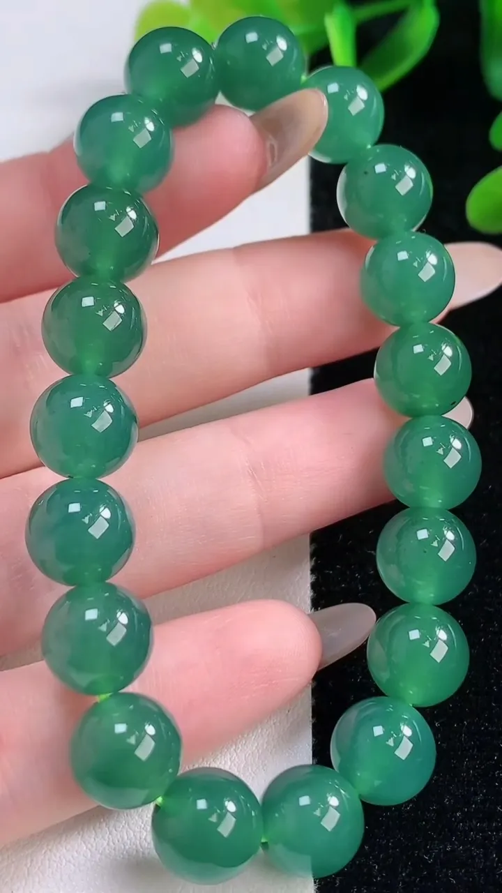 天然A货翡翠圆珠手串，尺寸9.7-19颗，重量:31.29g11月20日
工厂直销收藏佳品,种好水足，色泽均匀，有种有色，上手高大气！