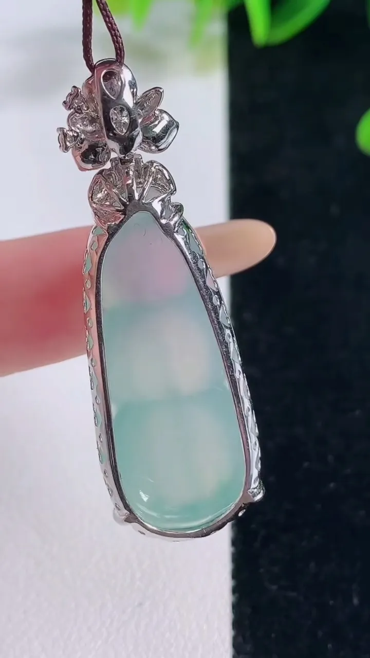 天然A货翡翠福豆吊坠，尺寸45-34-15.2-10.7，重量:8.19g
11月20日