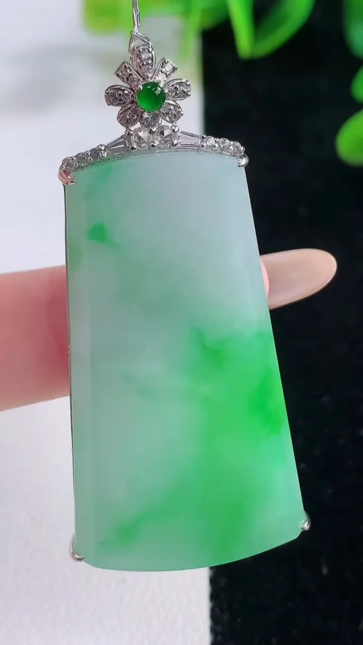 天然A货翡翠无事牌吊坠，尺寸51-41.6-25-6.2，重量:11.73g
11月20日
