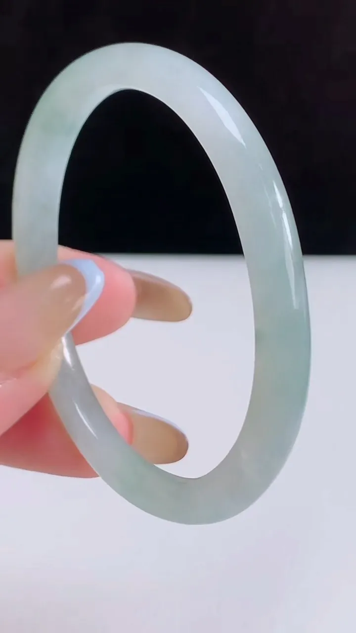 天然A货翡翠种飘花贵妃手镯，尺寸52-44.8-6，重量:16.48g
11月20日