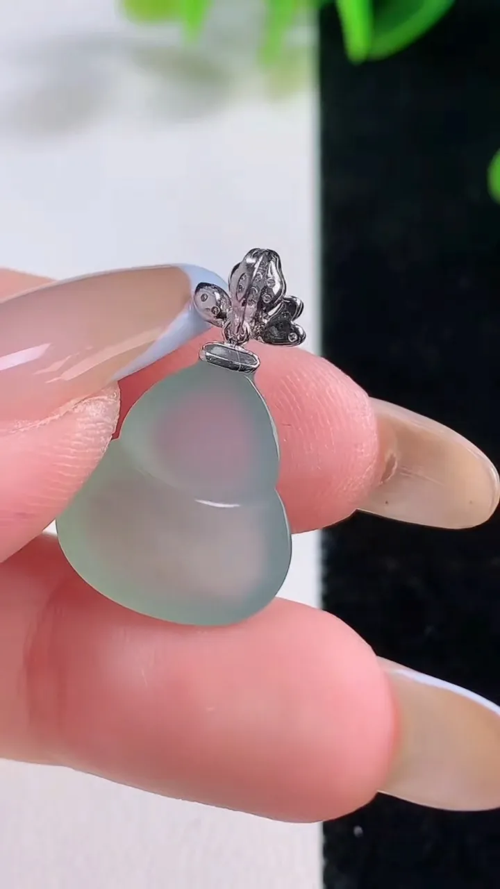 天然A货翡翠种白冰葫芦吊坠，尺寸17-15-4.7，重量:2.45g
11月20日