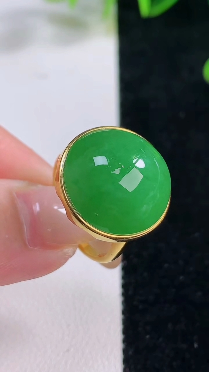 天然A货翡翠蛋面戒指，尺寸17.7-19-18-9，重量:6.40g2025年11月20日
工厂直销收藏佳品,种好水足，色泽均匀，有种有色，上手高大气！