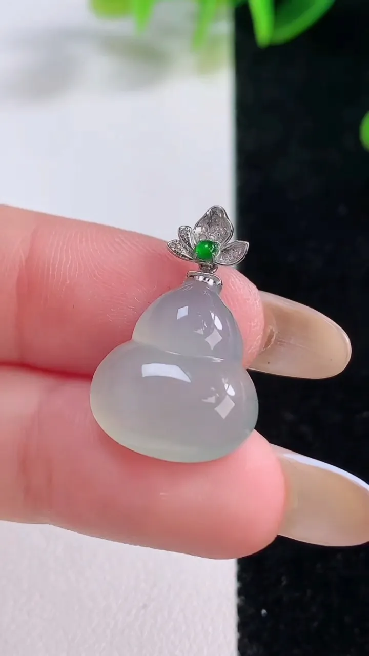 天然A货翡翠种白冰葫芦吊坠，尺寸17-15-4.7，重量:2.45g
11月20日