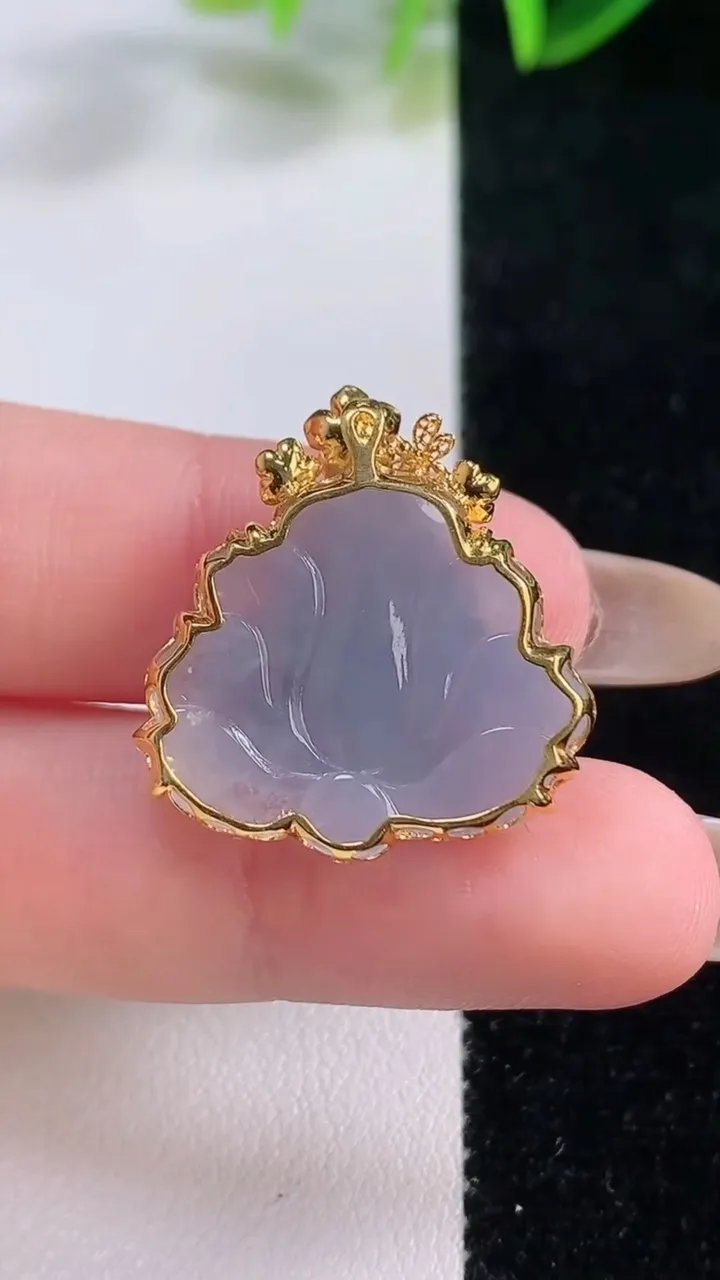 天然A货翡翠18K金紫罗兰和和美美 荷花吊坠，尺寸20-23.7-7.6，重量:4.07g
11月20日