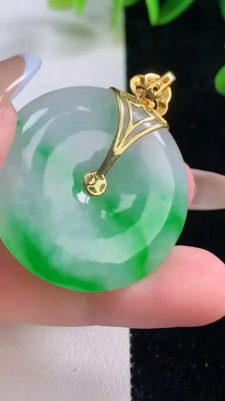 天然A货翡翠平安扣吊坠，尺寸34.8-5.5，重量:15.28g
11月20日