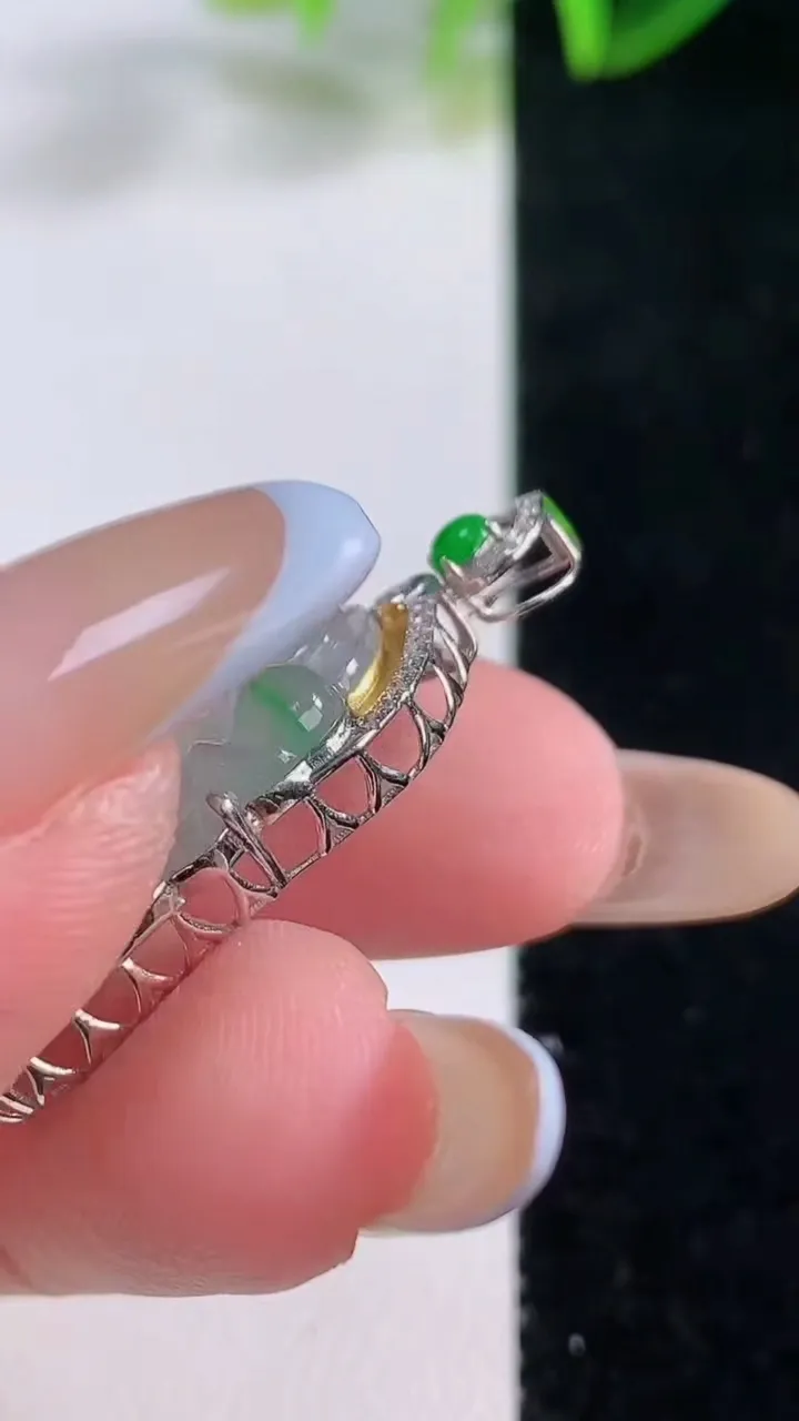 天然A货翡翠布袋佛吊坠，尺寸34-25.4-14.4-6.6，重量:3.47g
11月20日