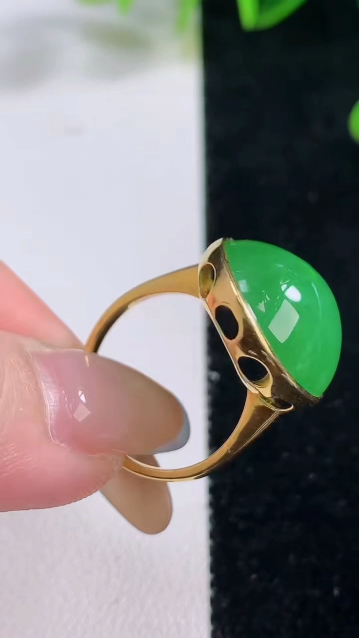 天然A货翡翠蛋面戒指，尺寸17.7-19-18-9，重量:6.40g2025年11月20日
工厂直销收藏佳品,种好水足，色泽均匀，有种有色，上手高大气！