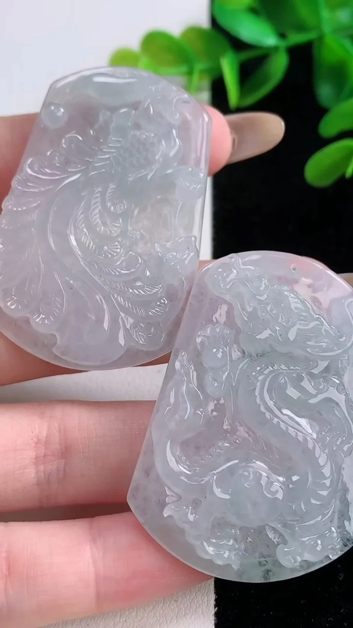 天然A货翡翠龙凤呈祥吊坠一对，尺寸47-33.4-6.2，重量:36.79g
11月20日