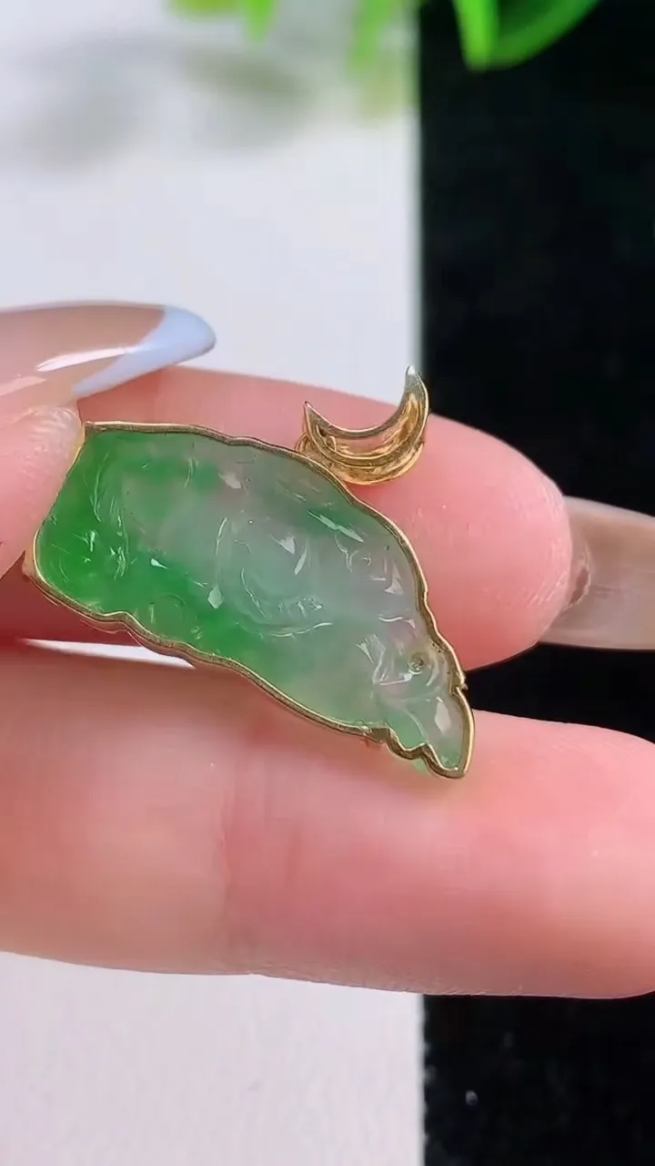 天然A货翡翠生肖兔吊坠，尺寸11-25-3.2，重量:2.56g
11月20日