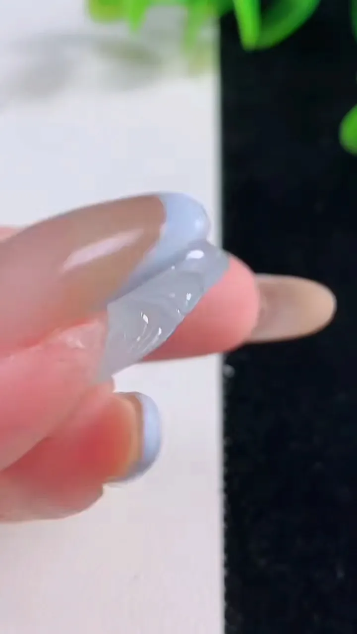 天然A货翡翠种白冰佛公吊坠，尺寸33.5-35.9-6，重量:11.00g
11月20日