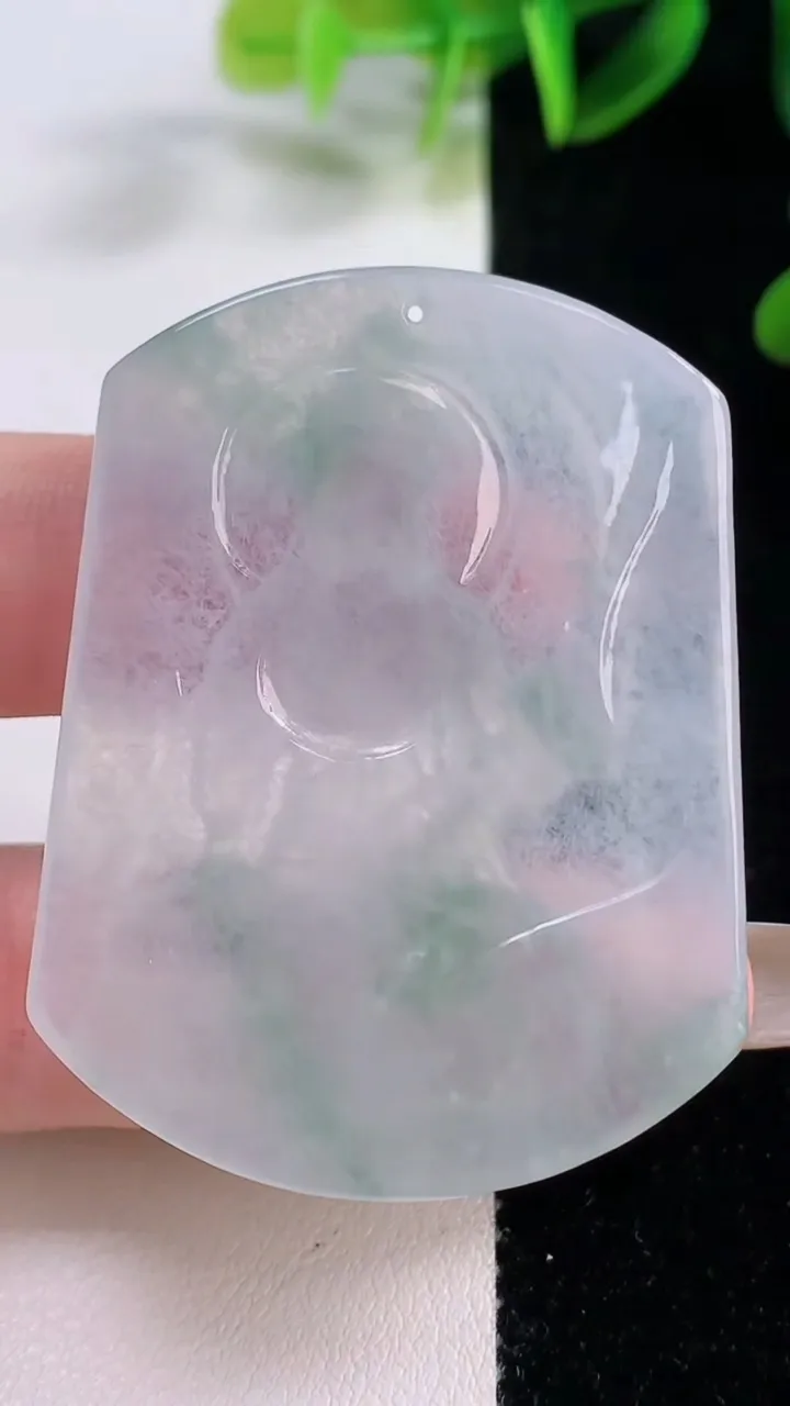 天然A货翡翠冰种飘花大势至菩萨吊坠，尺寸49.5-38.2-5.7，重量:22.38g
11月20日