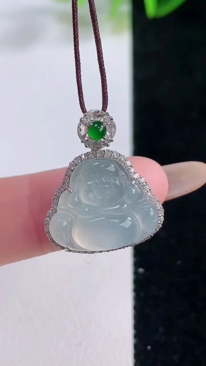 天然A货翡翠种白冰佛公吊坠，尺寸21.8-18.3-6.2，裸石13.8-16.2重量:2.90g
