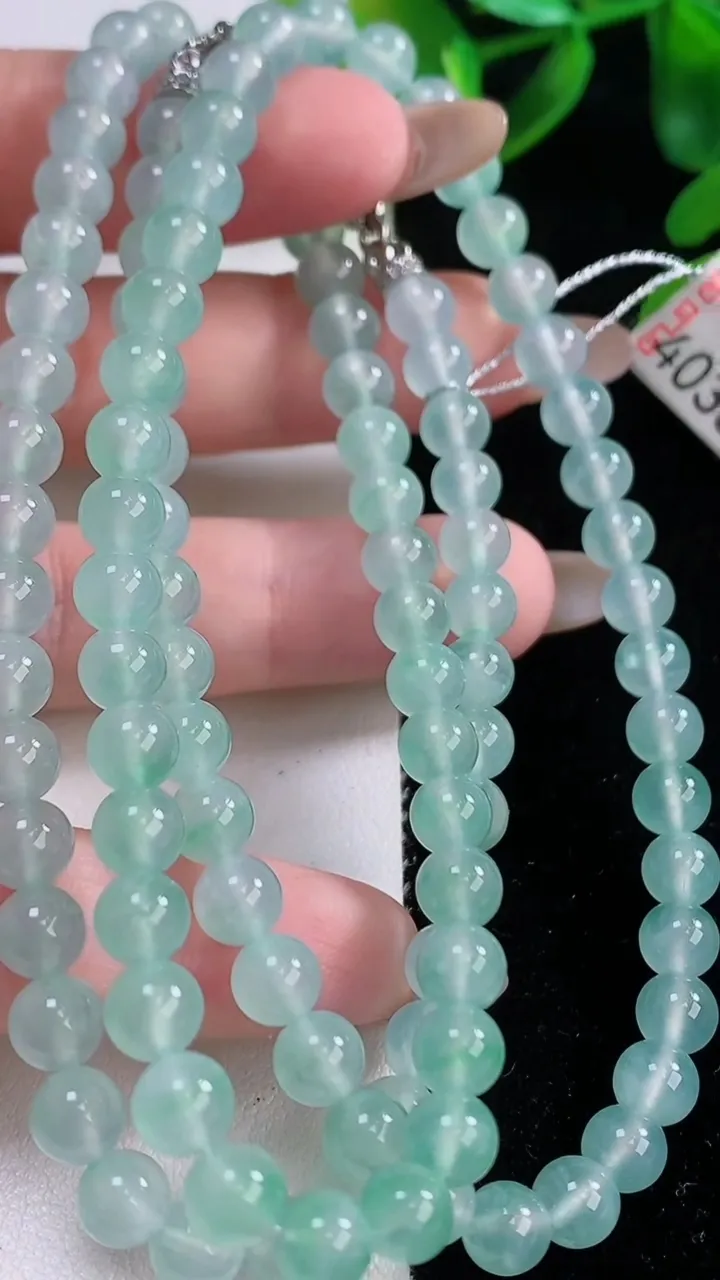 天然A货翡翠圆珠项链，尺寸5.7-108颗，重量:41.60g
11月20日