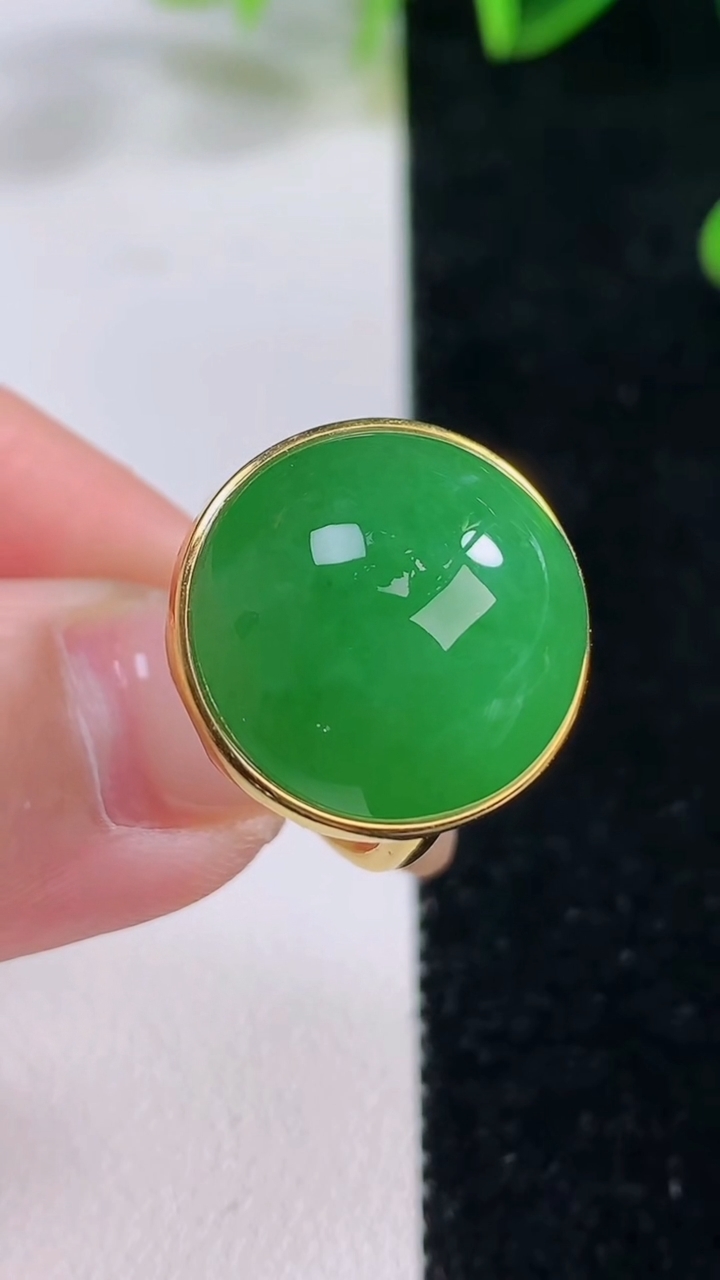 天然A货翡翠蛋面戒指，尺寸17.7-19-18-9，重量:6.40g2025年11月20日
工厂直销收藏佳品,种好水足，色泽均匀，有种有色，上手高大气！
