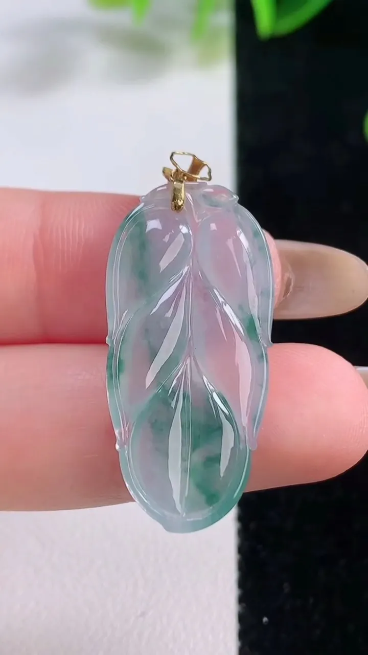 天然A货翡翠种飘花金枝玉叶叶子吊坠，尺寸30.6-15-3.7，重量:3.70g
11月20日
