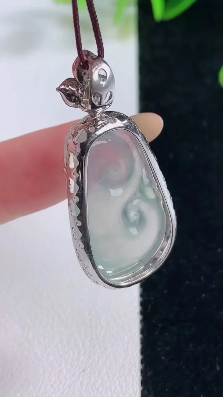 天然A货翡翠如意吊坠，尺寸40.6-18-8.2，裸石29-15.8重量:6.76g
11月20日