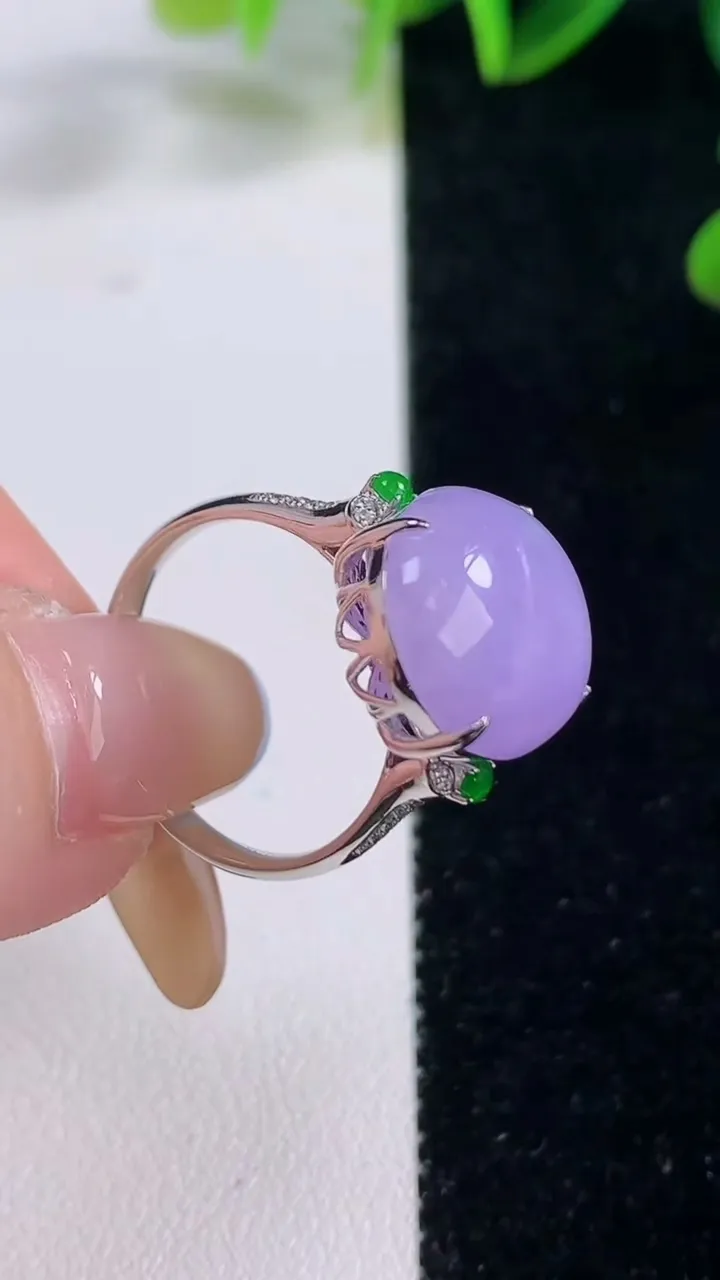 天然A货翡翠18K金紫罗兰蛋面戒指，尺寸17.8-15.4-12.8-9，重量:5.19g2025年11月20日
工厂直销收藏佳品,种好水足，色泽均匀，有种有色，上手高大气！