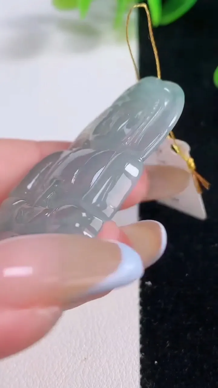 天然A货翡翠冰种飘花观音菩萨吊坠，尺寸55.6-34.8-4.3，重量:15.70g
11月20日