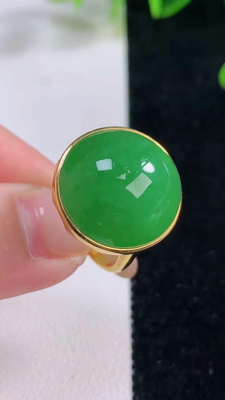 天然A货翡翠蛋面戒指，尺寸17.7-19-18-9，重量:6.40g2025年11月20日
工厂直销