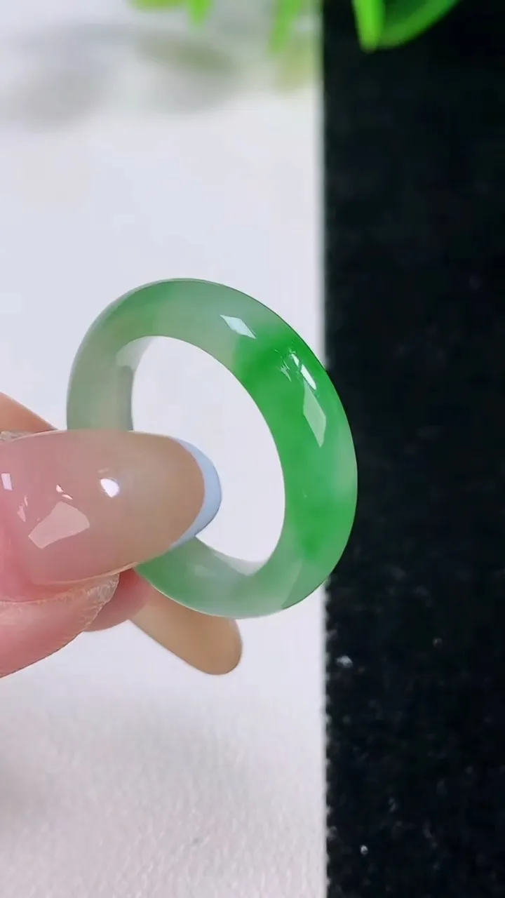 天然A货翡翠指环戒指，尺寸17.5-5-3，重量:3.82g2025年11月20日
工厂直销收藏佳品,种好水足，色泽均匀，有种有色，上手高大气！