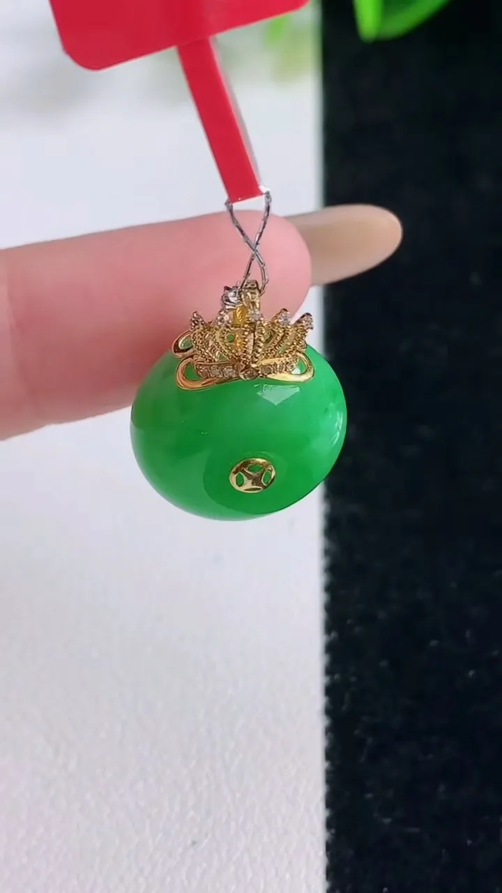 天然A货翡翠平安扣吊坠，尺寸15.2-9.6，重量:5.65g
11月20日