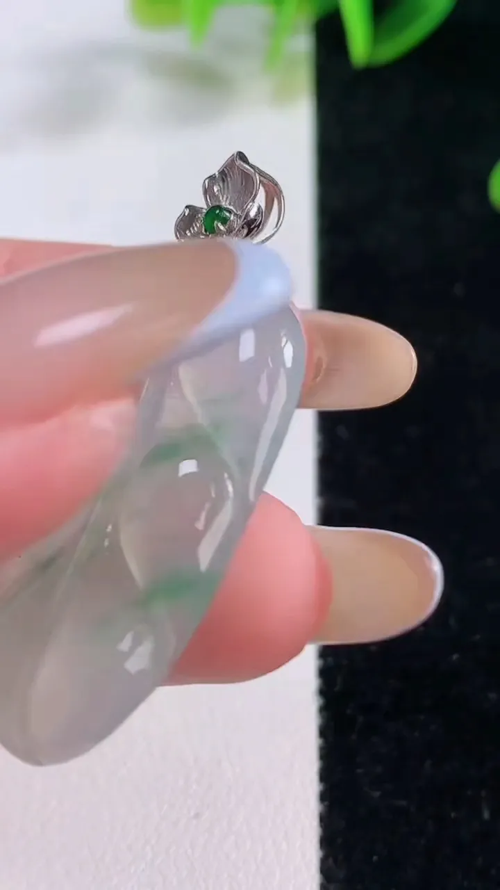 天然A货翡翠种飘花金枝玉叶 叶子吊坠，尺寸35-20-4，重量:6.46g
11月20日