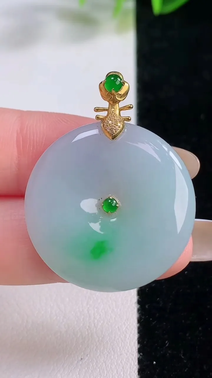 天然A货翡翠平安扣吊坠，尺寸28-5，重量:9.48g
11月20日