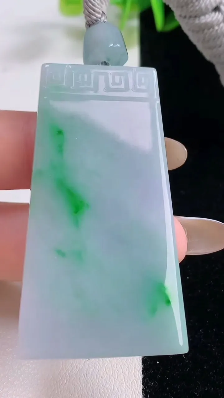 天然A货翡翠仿古无事牌吊坠，尺寸54-29.3-5.3，重量:27.66g
11月20日