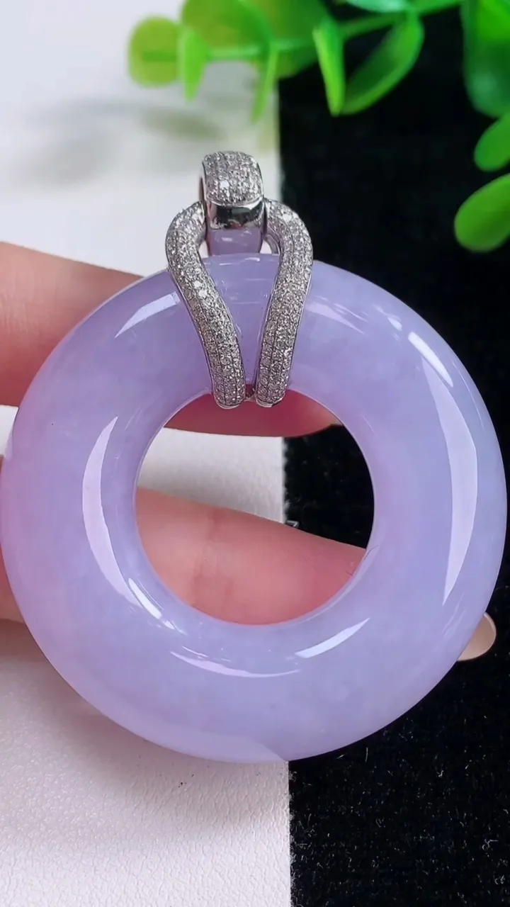 天然A货翡翠18K金紫罗兰平安扣吊坠，尺寸48.6-12，重量:53.80g
11月20日