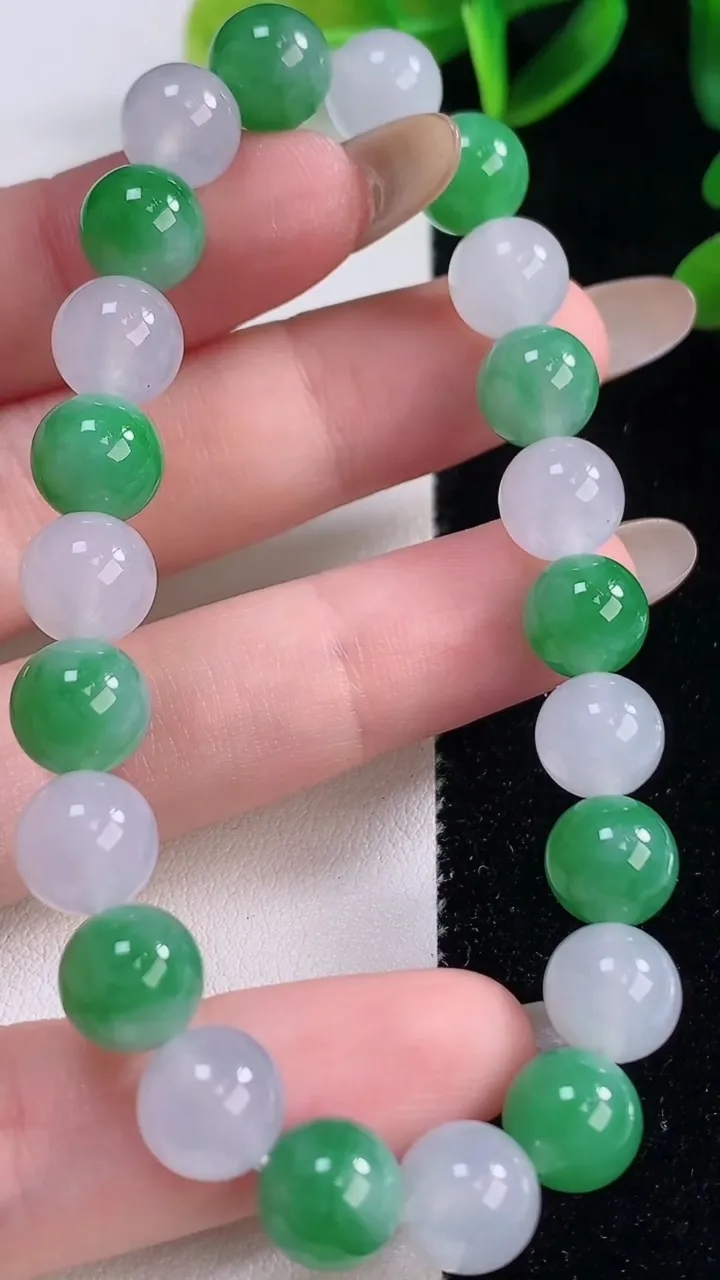 天然A货翡翠圆珠手串，尺寸8.5-22颗，重量:24.94g11月20日
工厂直销收藏佳品,种好水足，色泽均匀，有种有色，上手高大气！