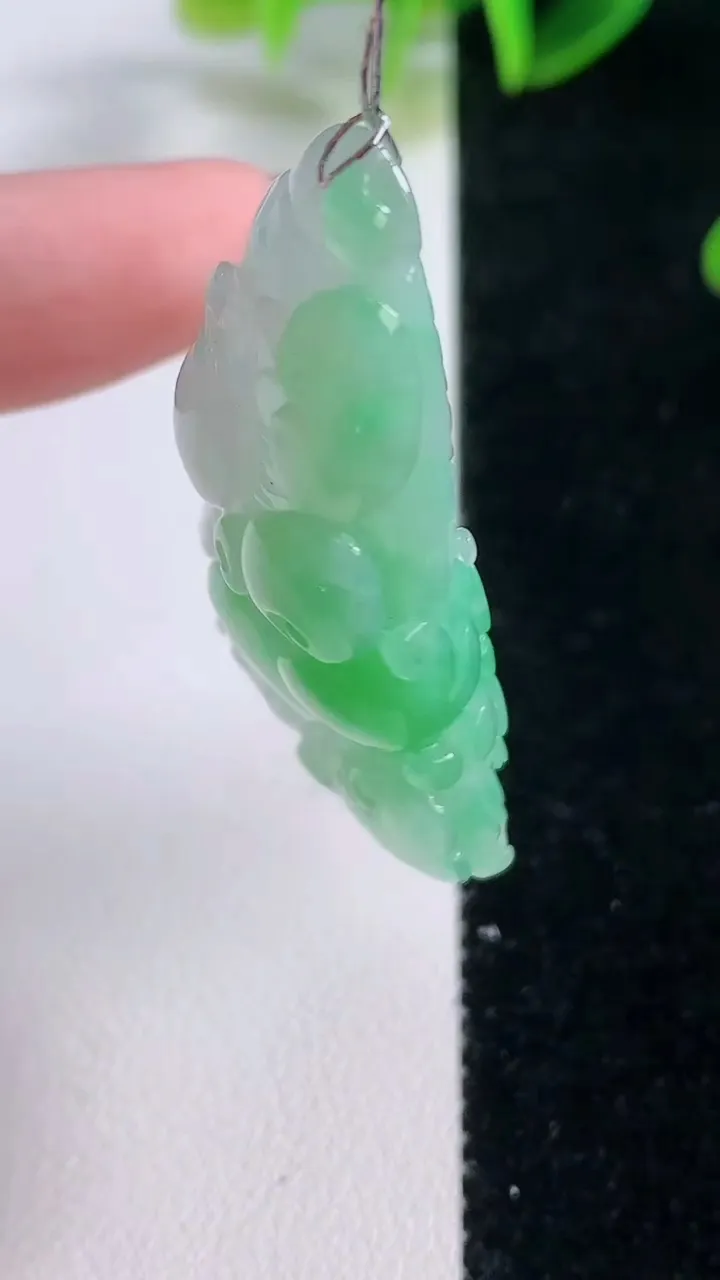 天然A货翡翠白菜吊坠，尺寸45.2-24.5-10.3，重量:17.79g
11月20日