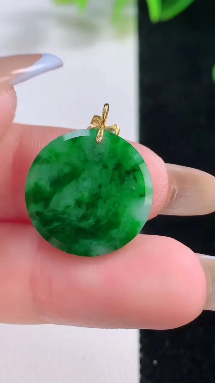 天然A货翡翠无事牌吊坠，尺寸18-2.6，重量:2.38g
11月20日