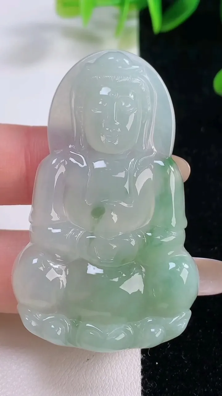天然A货翡翠观音菩萨吊坠，尺寸55.7-34.8-5.7，重量:18.73g
11月20日