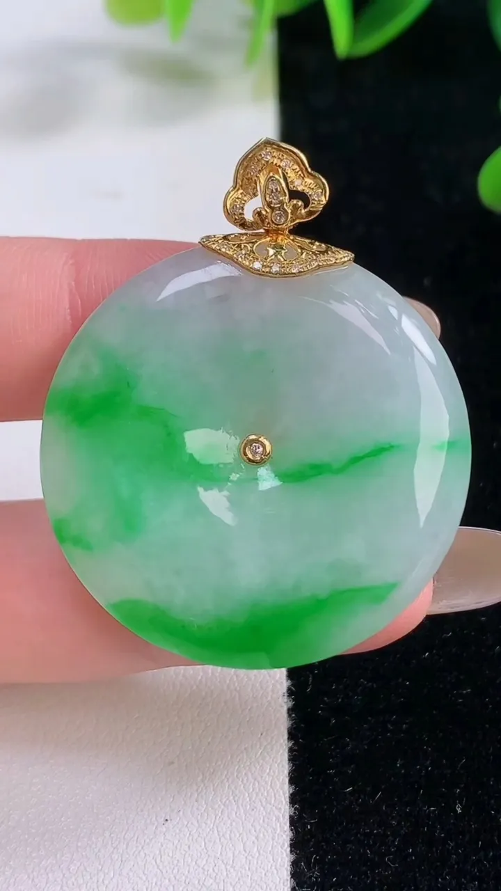 天然A货翡翠平安扣吊坠，尺寸34.8-5.5，重量:15.28g
11月20日