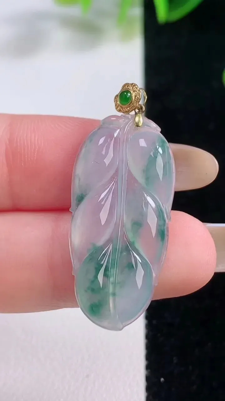 天然A货翡翠种飘花金枝玉叶叶子吊坠，尺寸30.6-15-3.7，重量:3.70g
11月20日