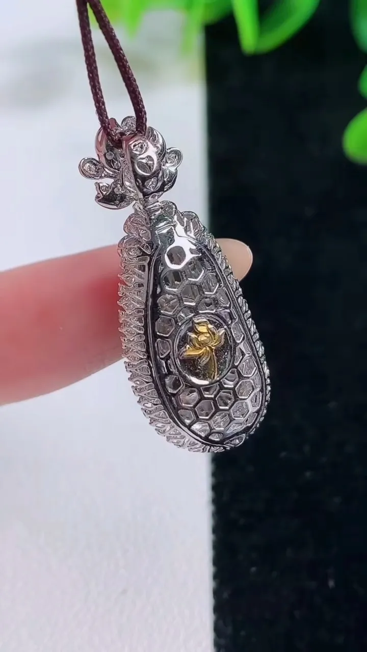 天然A货翡翠福豆吊坠，尺寸32.8-13-7.3，裸石20.2-8.6重量:3.50g
11月20日