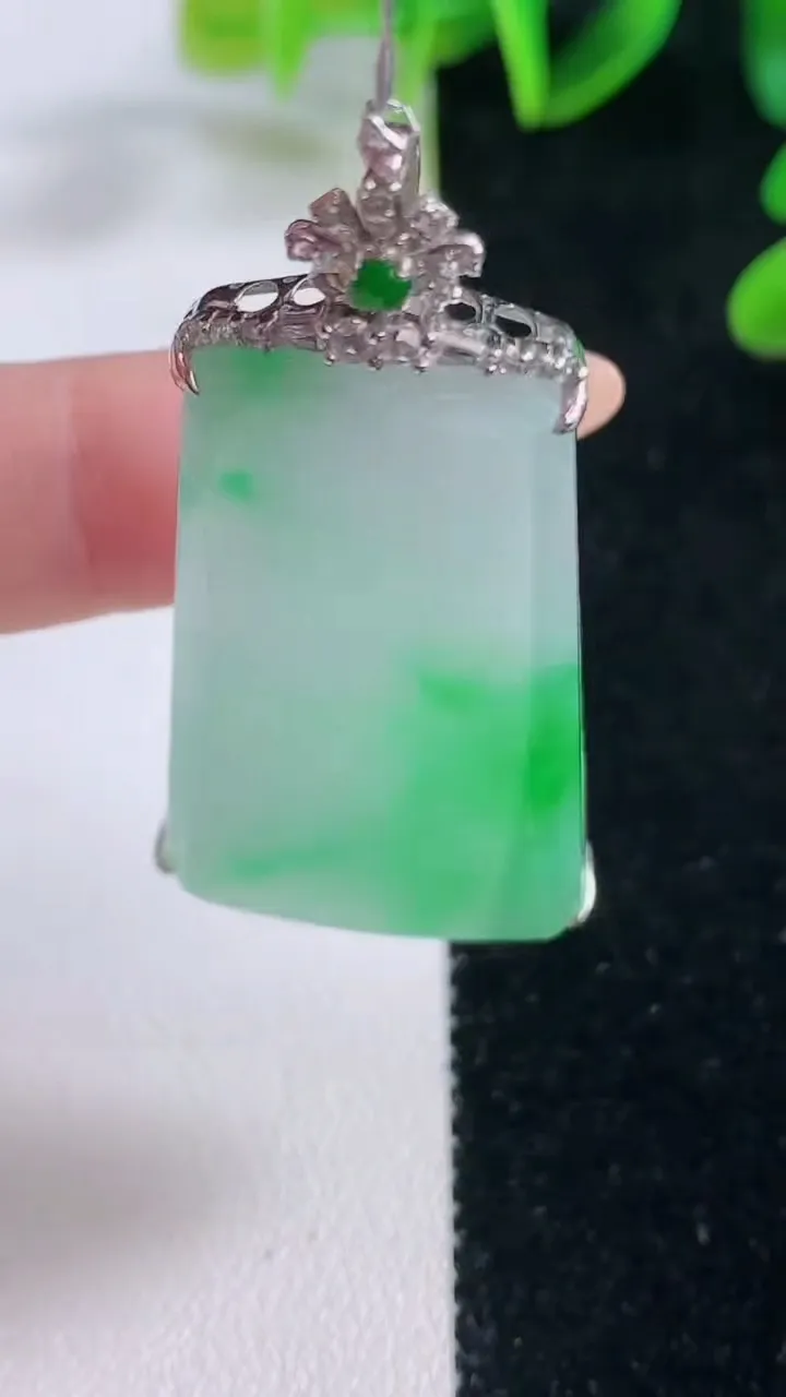 天然A货翡翠无事牌吊坠，尺寸51-41.6-25-6.2，重量:11.73g
11月20日