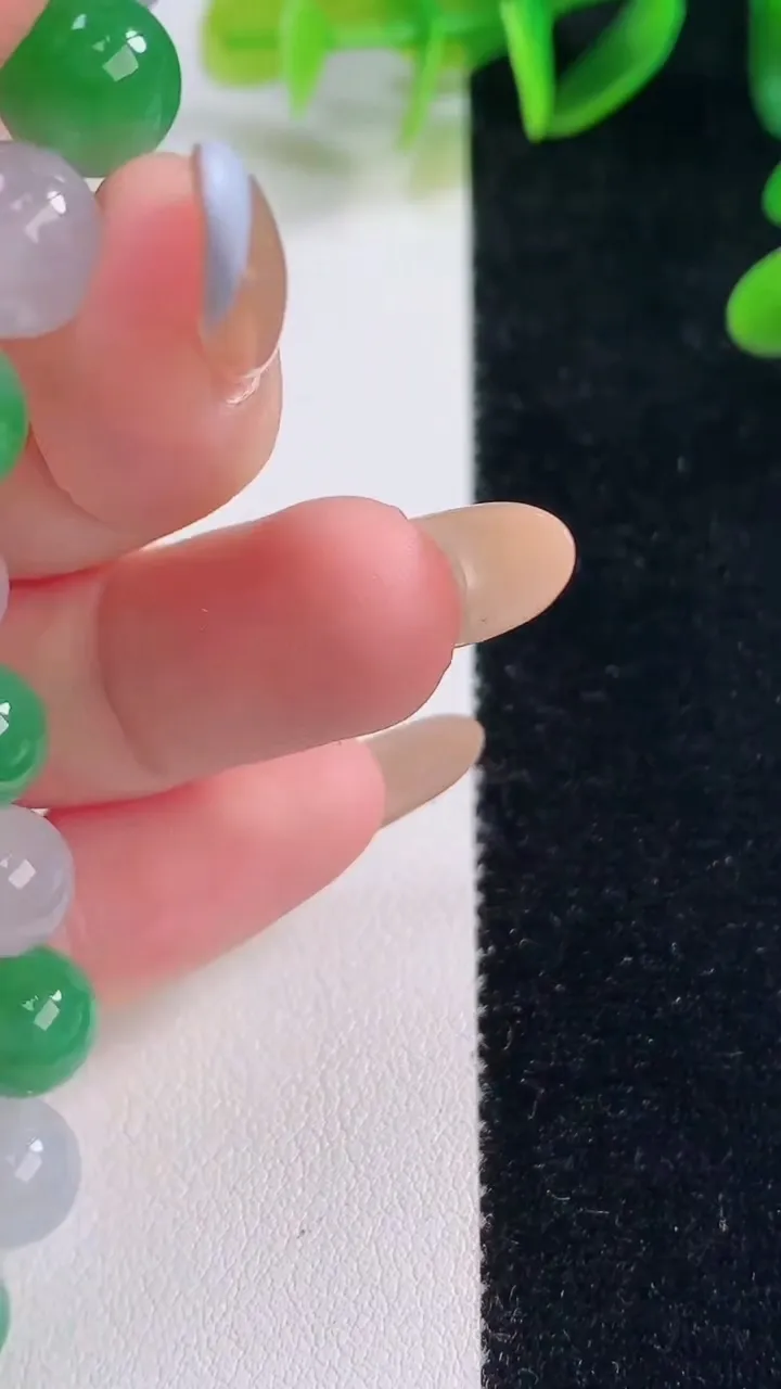 天然A货翡翠圆珠手串，尺寸8.5-22颗，重量:24.94g11月20日
工厂直销收藏佳品,种好水足，色泽均匀，有种有色，上手高大气！