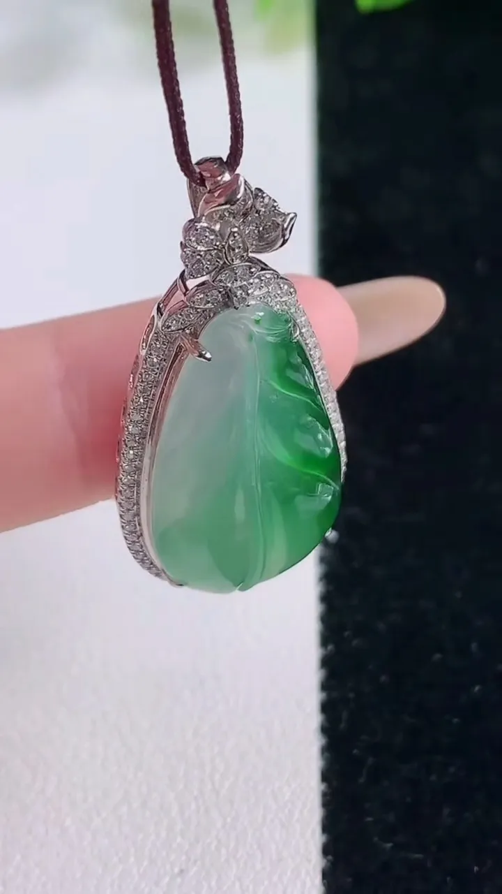 天然A货翡翠金枝玉叶 叶子吊坠，尺寸35.3-17-7，裸石24.3-13.5重量:4.18g
11月20日