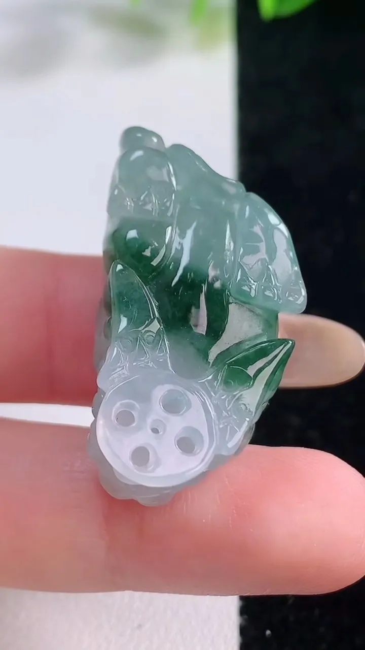 天然A货翡翠飘花貔貅吊坠，尺寸33.4-17.5-11.7，重量:13.66g
11月20日
