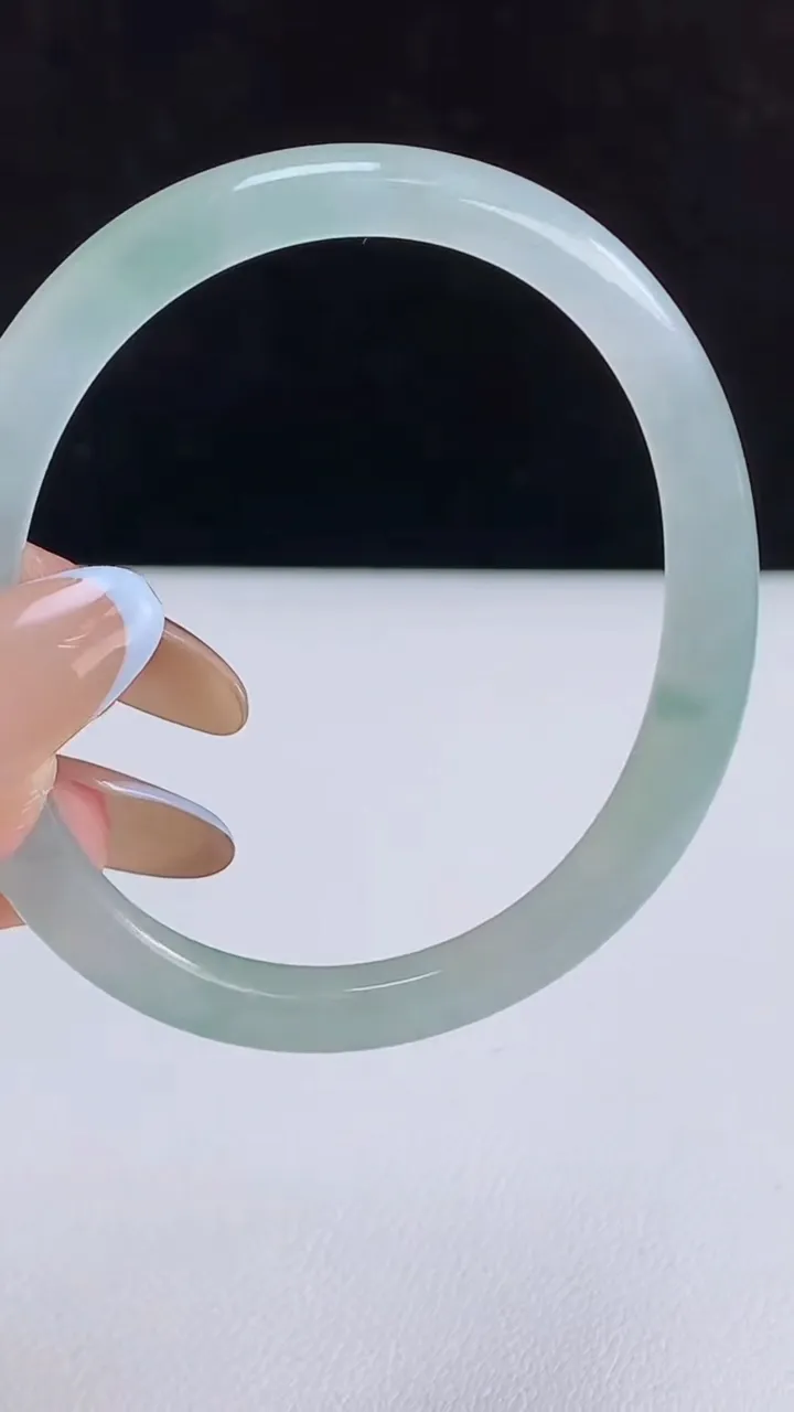 天然A货翡翠种飘花贵妃手镯，尺寸52-44.8-6，重量:16.48g
11月20日