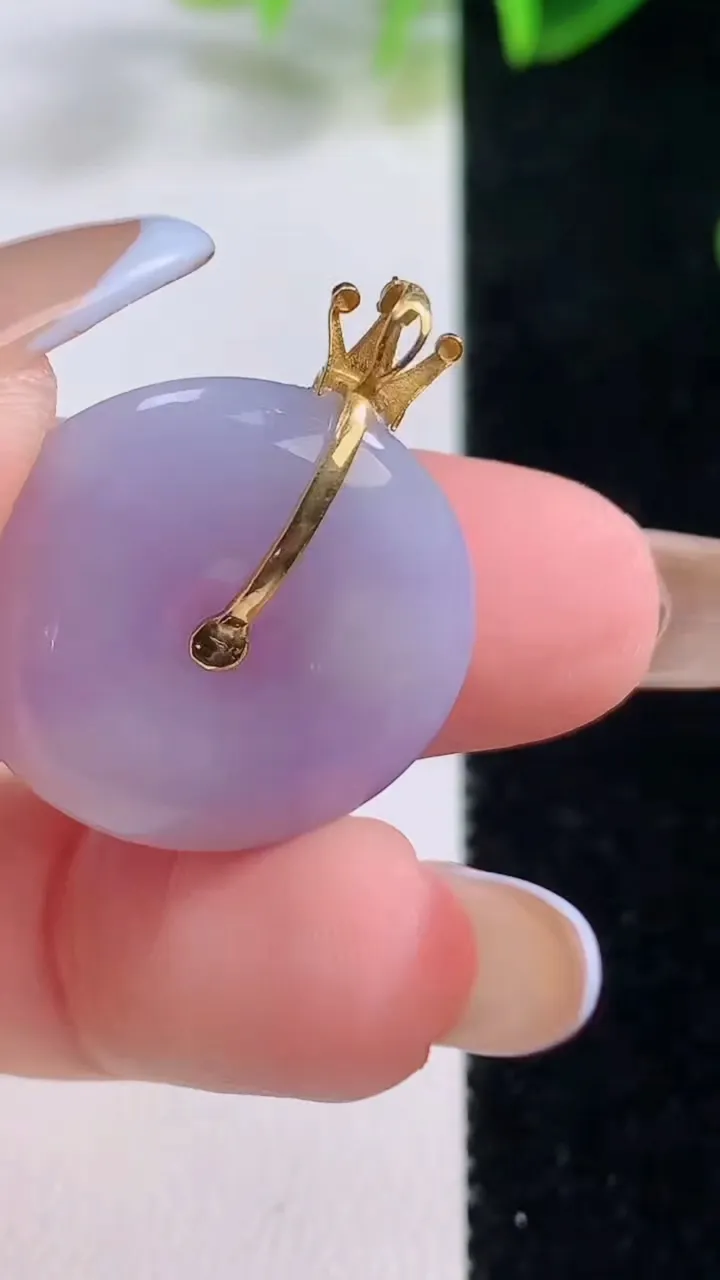 天然A货翡翠18K金紫罗兰平安扣吊坠，尺寸22.8-5.4，重量:6.83g
11月20日