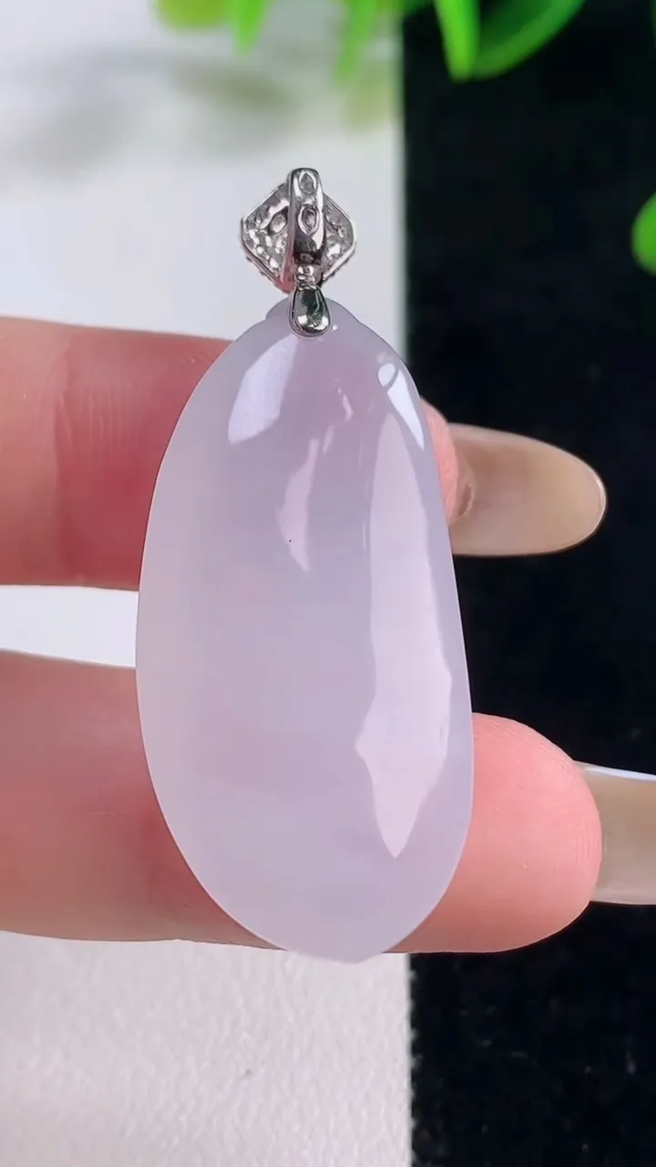 天然A货翡翠种白冰福瓜吊坠，尺寸35-17.5-9，重量:10.42g
11月20日
