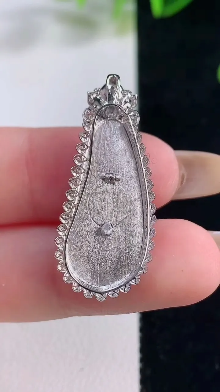 天然A货翡翠福豆吊坠，尺寸32.2-14-7.8，裸石24.7-10.4重量:3.59g
11月20日