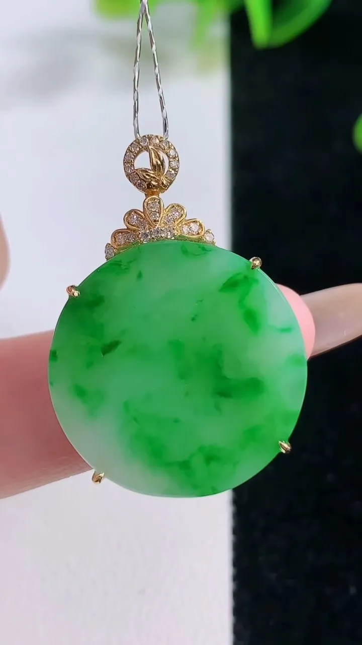 天然A货翡翠无事牌吊坠，尺寸22.8-6.3，重量:5.30g
11月20日