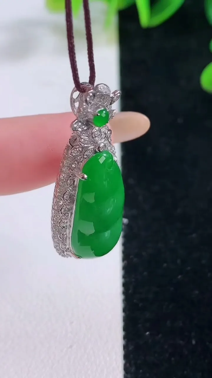 天然A货翡翠福豆吊坠，尺寸36.7-15-9.5，裸石24-11重量:5.62g
11月20日