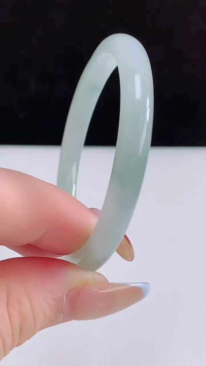 天然A货翡翠种飘花贵妃手镯，尺寸52-44.8-6，重量:16.48g
11月20日