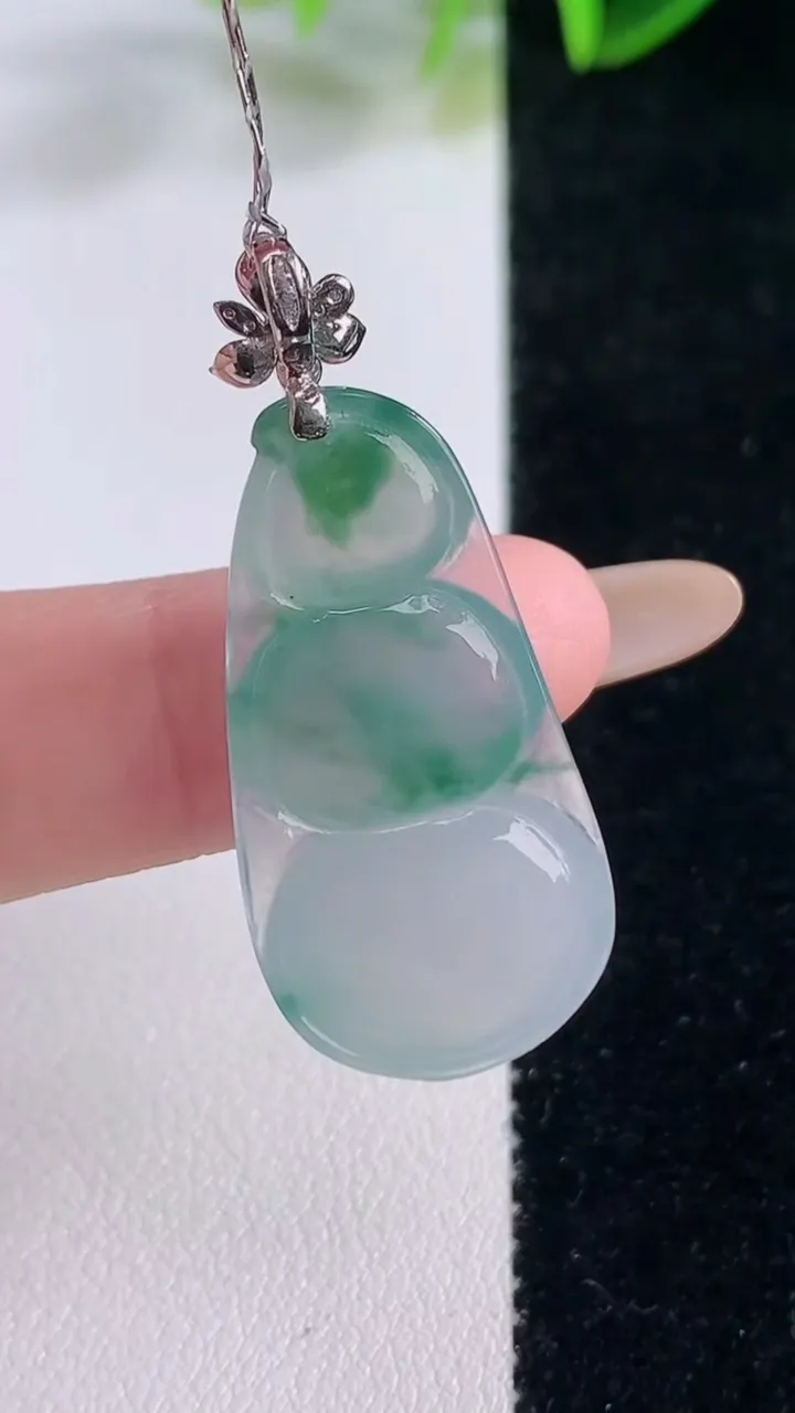 天然A货翡翠种飘花福豆吊坠，尺寸31.2-15.7-4.3，重量:4.74g
11月20日