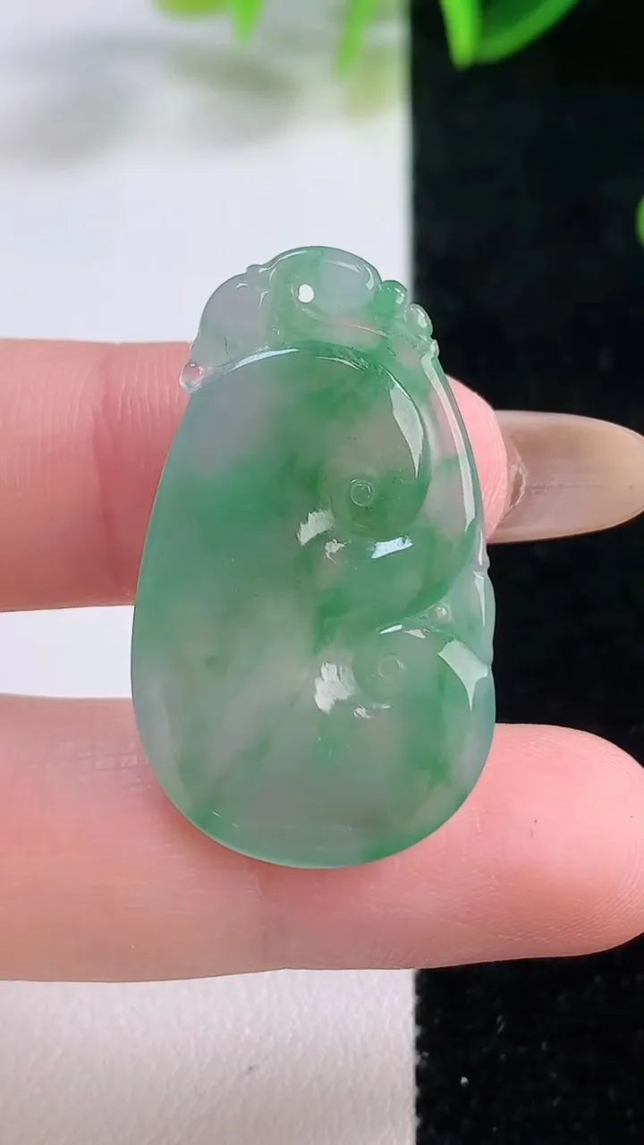天然A货翡翠如意吊坠，尺寸33.2-19.5-4.4，重量:5.37g
11月20日