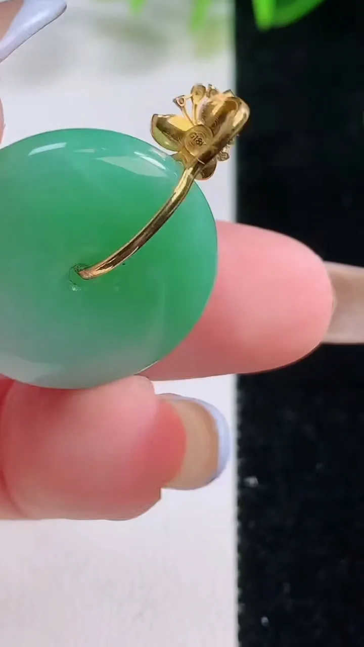 天然A货翡翠平安扣吊坠，尺寸22.5-5.6，重量:6.85g
11月20日